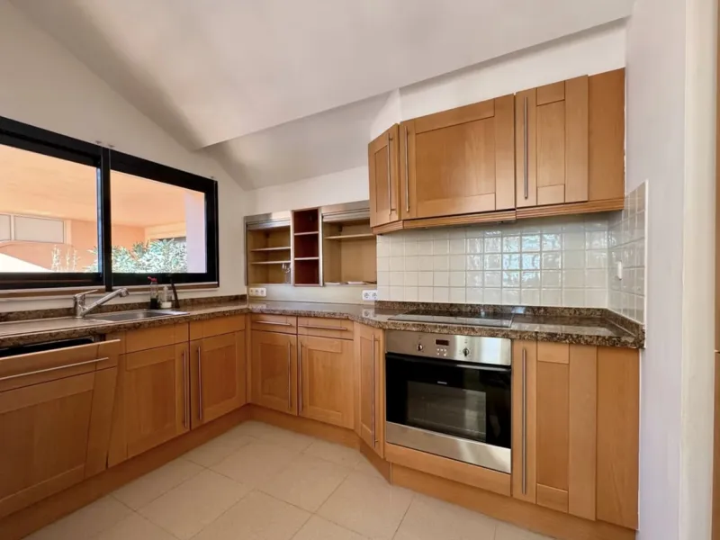 Fantastic 3-bedroom duplex penthouse with sea and African coast views, spread over two floors. It features two spacious terraces, air conditioning, heated floors, and access to communal gardens with two swimming pools. Garage and storage room included.