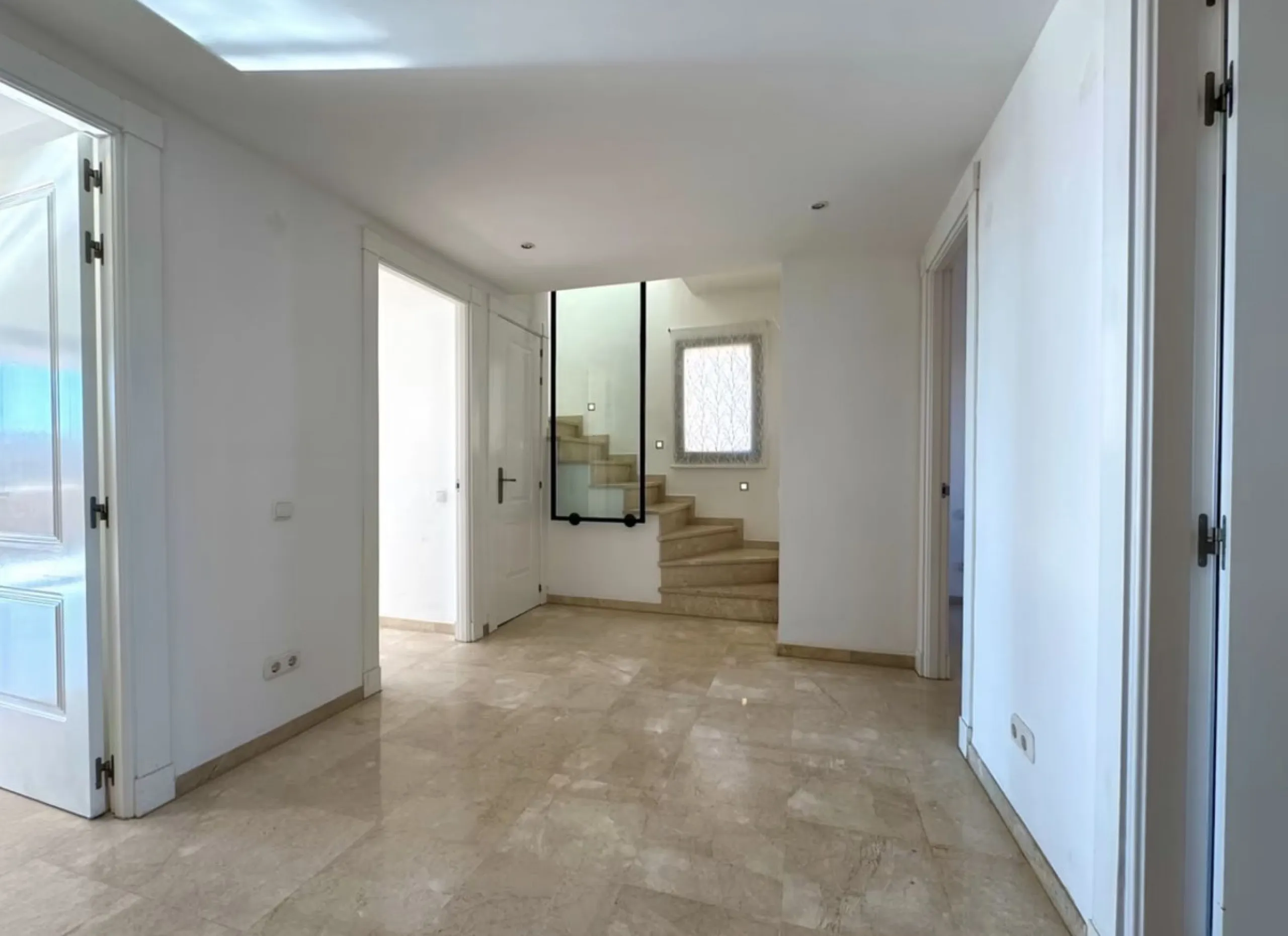 Fantastic 3-bedroom duplex penthouse with sea and African coast views, spread over two floors. It features two spacious terraces, air conditioning, heated floors, and access to communal gardens with two swimming pools. Garage and storage room included.