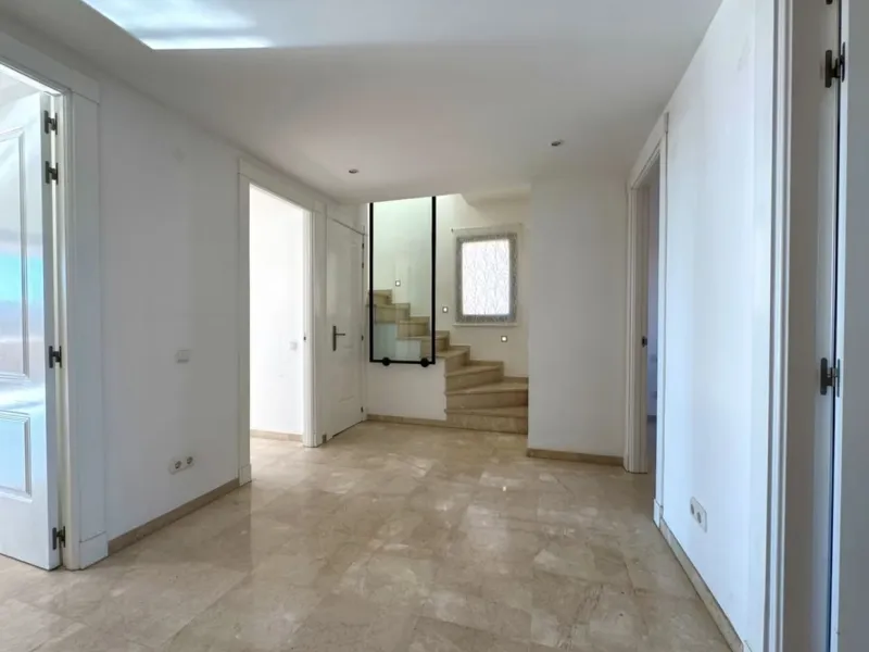 Fantastic 3-bedroom duplex penthouse with sea and African coast views, spread over two floors. It features two spacious terraces, air conditioning, heated floors, and access to communal gardens with two swimming pools. Garage and storage room included.