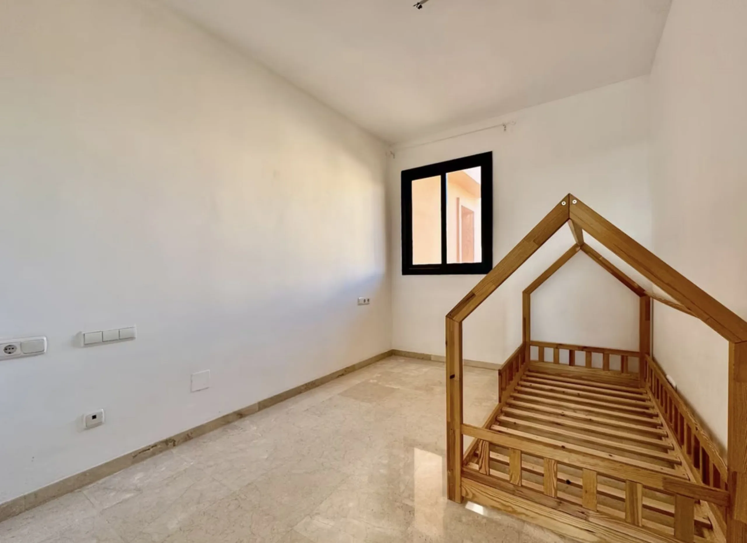 Fantastic 3-bedroom duplex penthouse with sea and African coast views, spread over two floors. It features two spacious terraces, air conditioning, heated floors, and access to communal gardens with two swimming pools. Garage and storage room included.