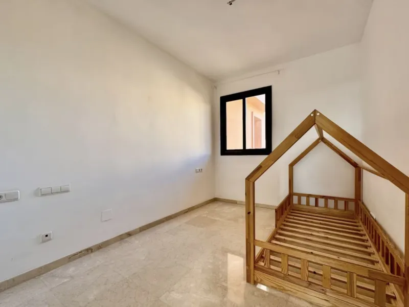 Fantastic 3-bedroom duplex penthouse with sea and African coast views, spread over two floors. It features two spacious terraces, air conditioning, heated floors, and access to communal gardens with two swimming pools. Garage and storage room included.