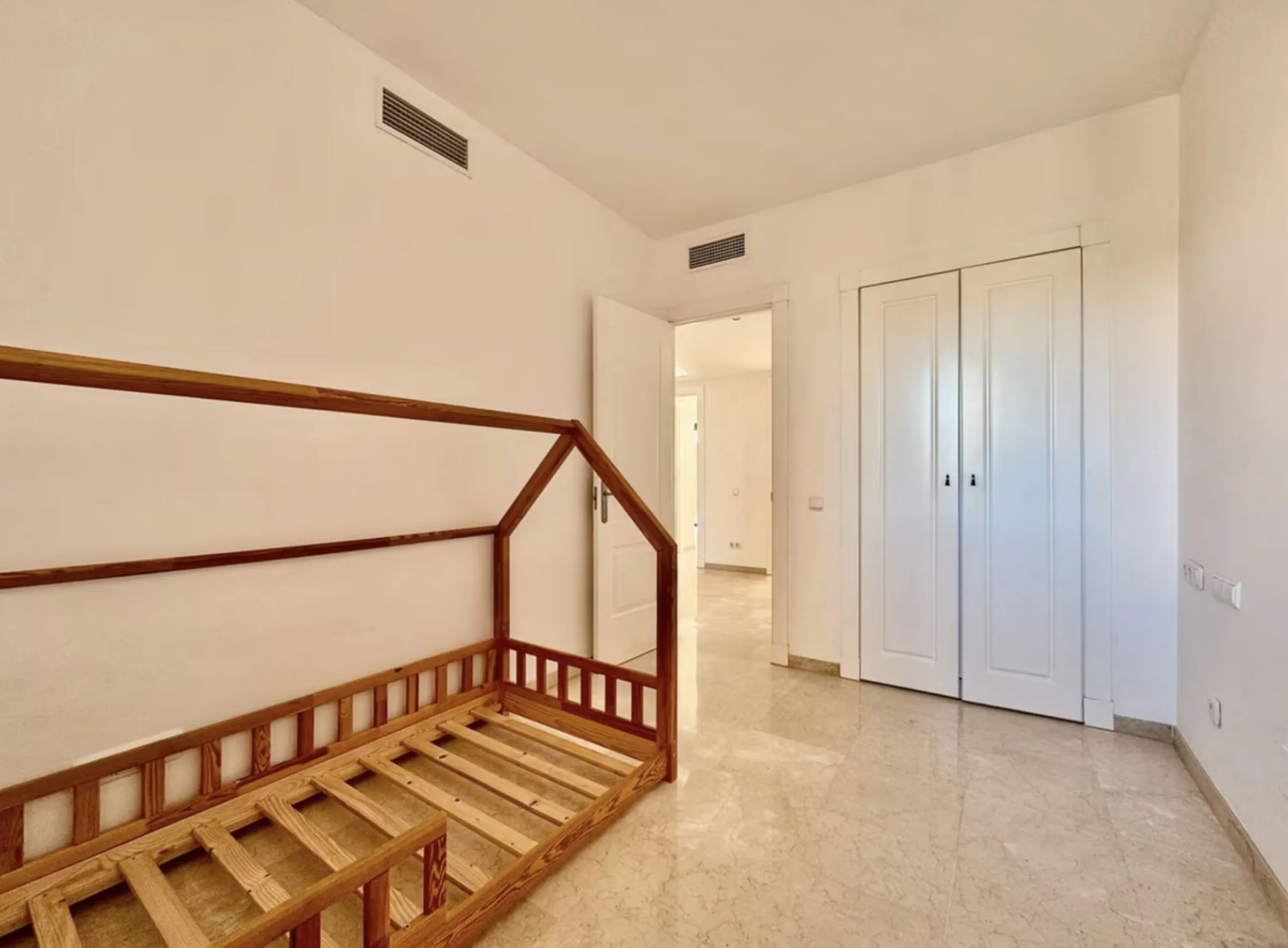 Fantastic 3-bedroom duplex penthouse with sea and African coast views, spread over two floors. It features two spacious terraces, air conditioning, heated floors, and access to communal gardens with two swimming pools. Garage and storage room included.