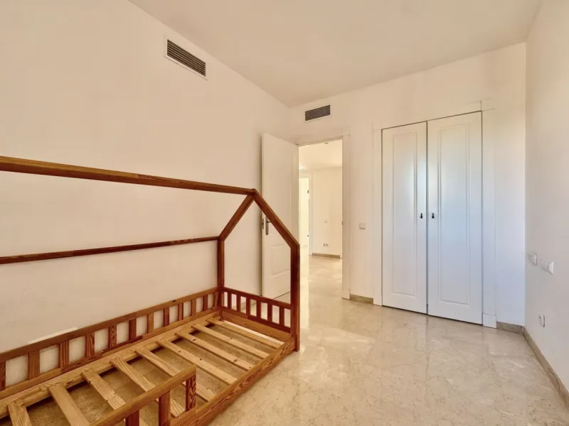 Fantastic 3-bedroom duplex penthouse with sea and African coast views, spread over two floors. It features two spacious terraces, air conditioning, heated floors, and access to communal gardens with two swimming pools. Garage and storage room included.