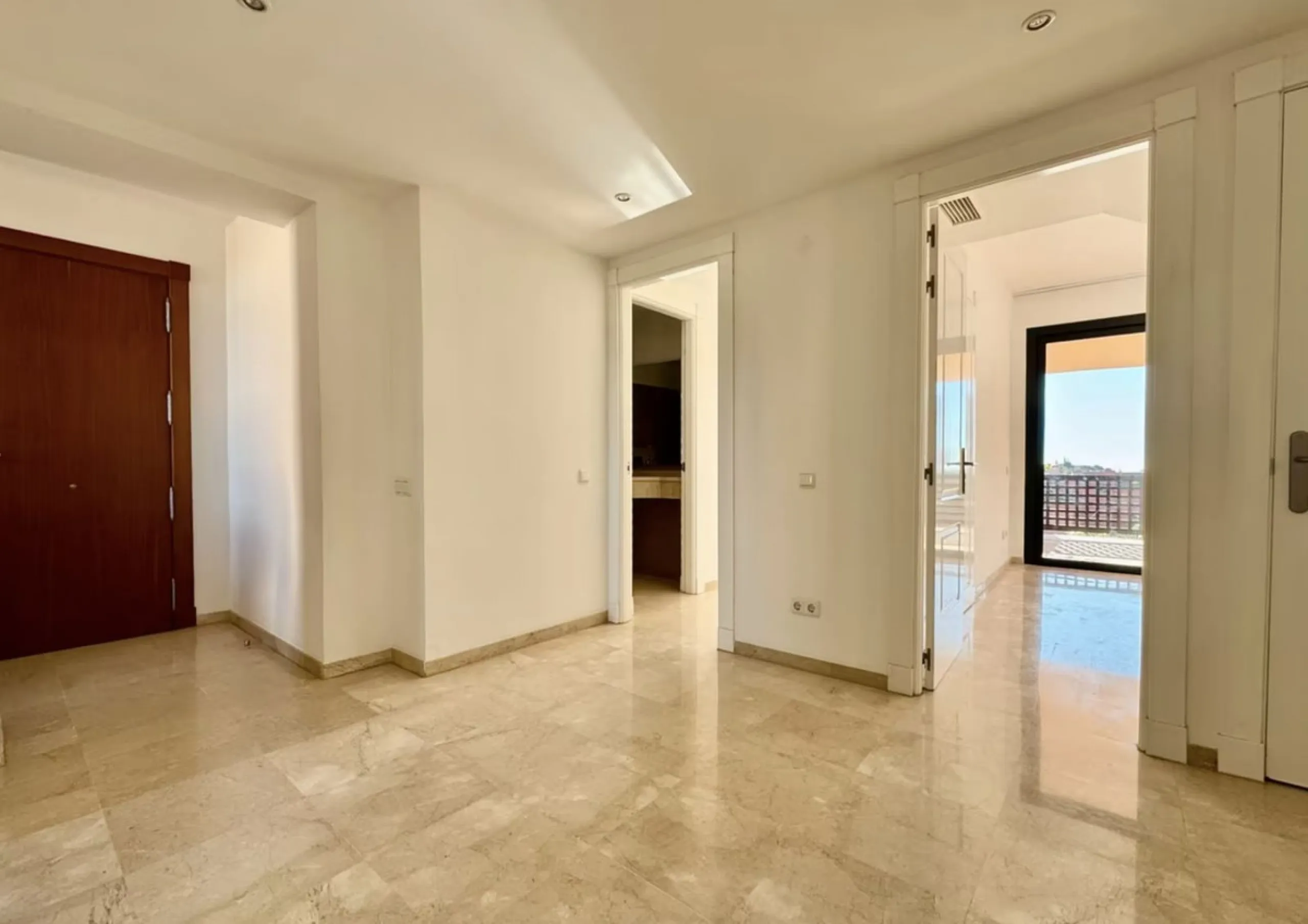 Fantastic 3-bedroom duplex penthouse with sea and African coast views, spread over two floors. It features two spacious terraces, air conditioning, heated floors, and access to communal gardens with two swimming pools. Garage and storage room included.