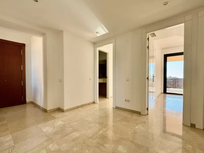 Fantastic 3-bedroom duplex penthouse with sea and African coast views, spread over two floors. It features two spacious terraces, air conditioning, heated floors, and access to communal gardens with two swimming pools. Garage and storage room included.