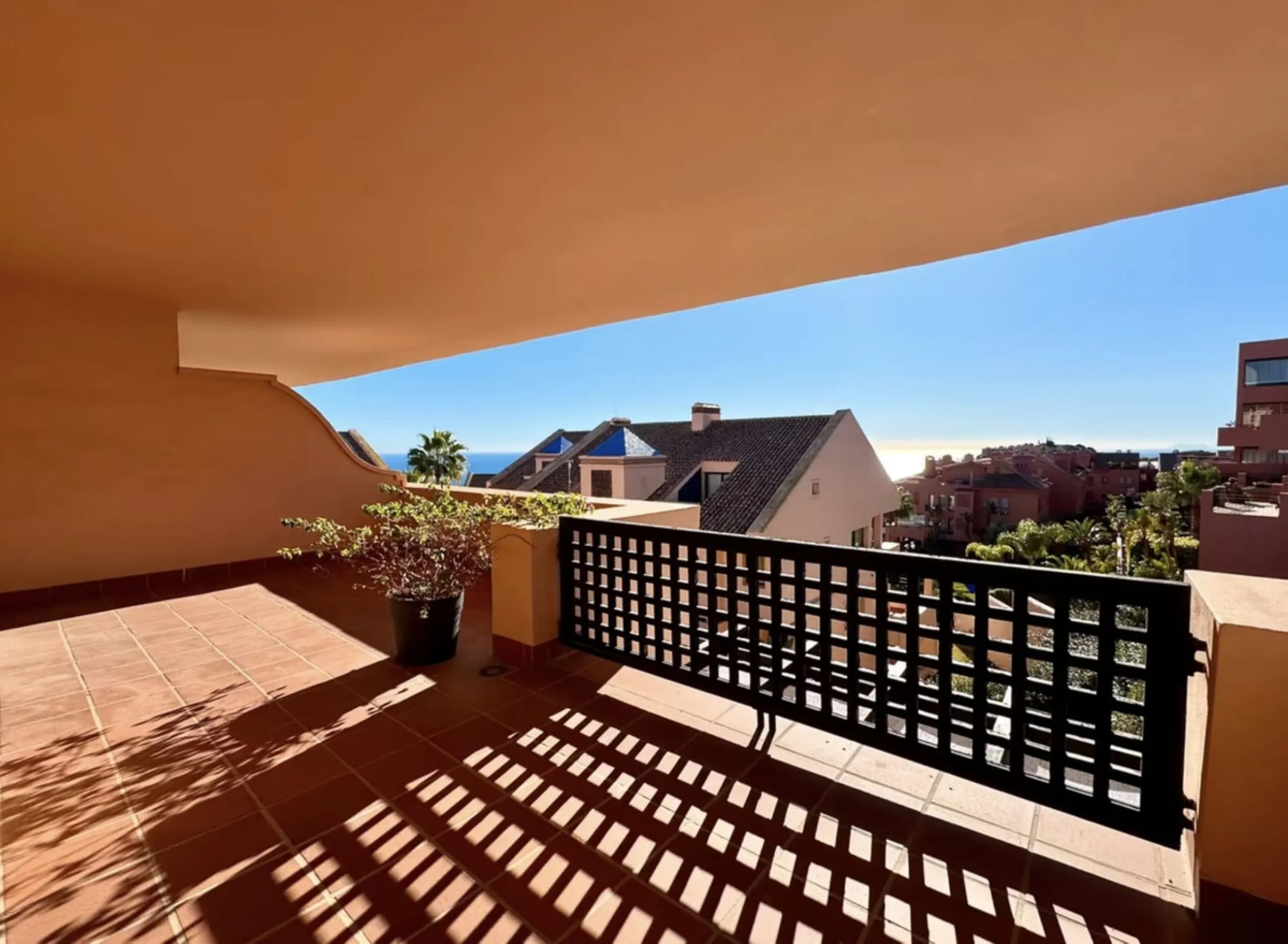 Fantastic 3-bedroom duplex penthouse with sea and African coast views, spread over two floors. It features two spacious terraces, air conditioning, heated floors, and access to communal gardens with two swimming pools. Garage and storage room included.