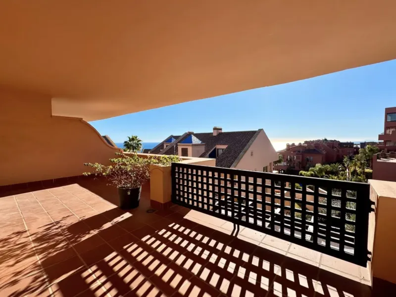 Fantastic 3-bedroom duplex penthouse with sea and African coast views, spread over two floors. It features two spacious terraces, air conditioning, heated floors, and access to communal gardens with two swimming pools. Garage and storage room included.