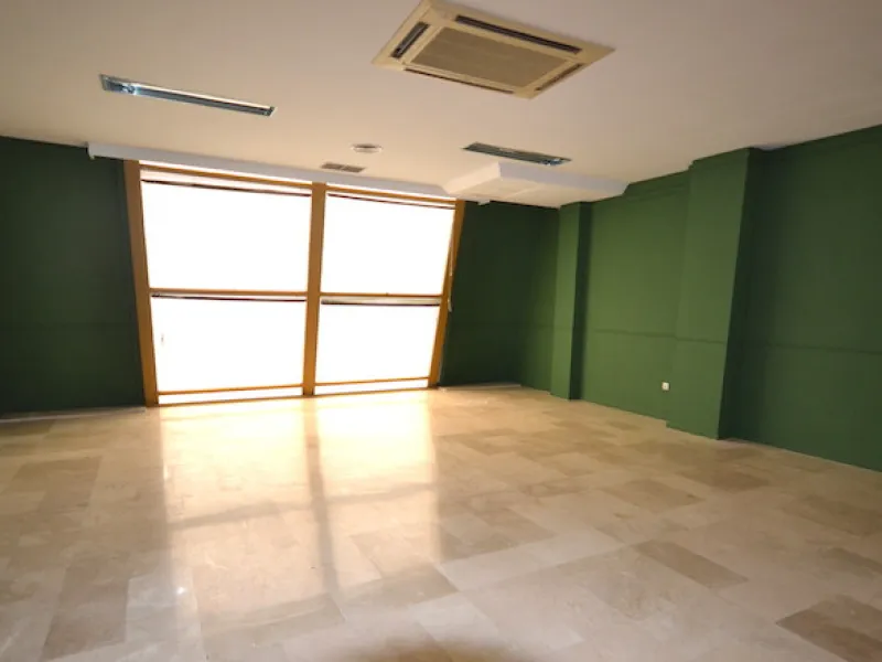 This first floor commercial space is located in a commercial center in the heart of Puerto Banus, only minutes from all restaurants and shops.