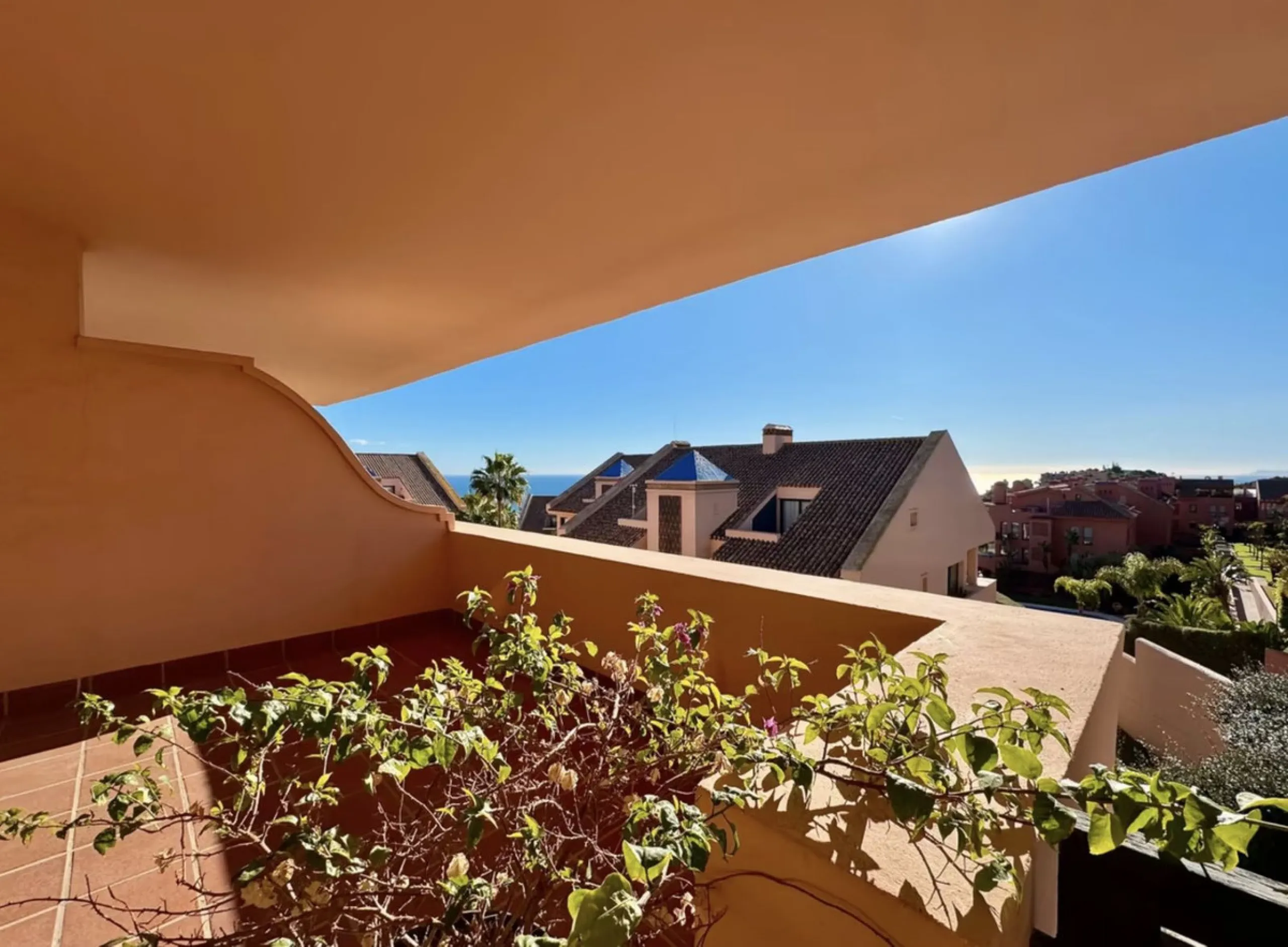 Fantastic 3-bedroom duplex penthouse with sea and African coast views, spread over two floors. It features two spacious terraces, air conditioning, heated floors, and access to communal gardens with two swimming pools. Garage and storage room included.