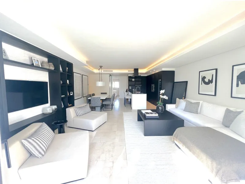 Located in the prestigious Puente Romano – Jardines Japoneses, this exquisitely renovated ground-floor apartment offers a rare blend of elegance, comfort, and prime positioning.