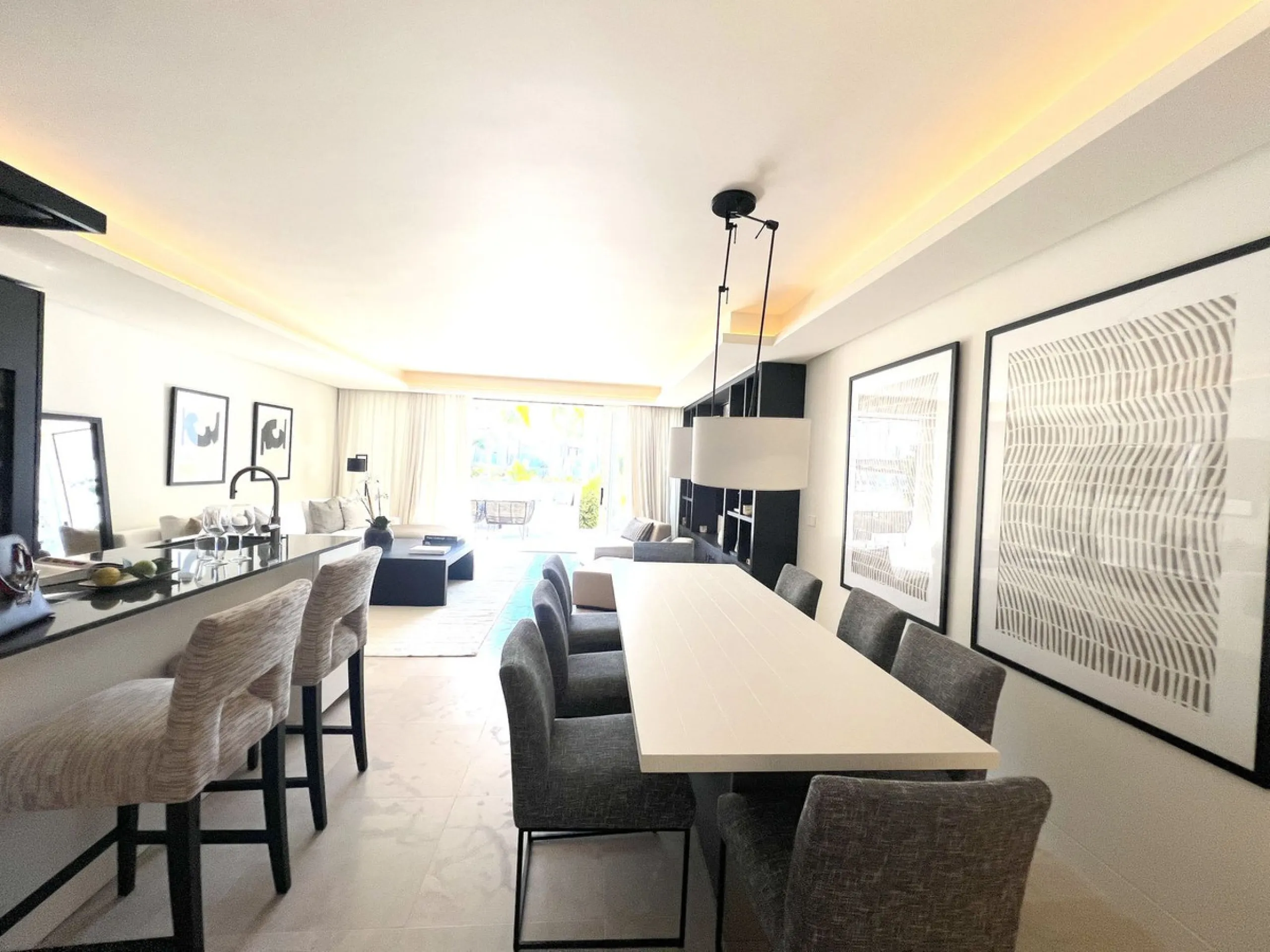 Located in the prestigious Puente Romano – Jardines Japoneses, this exquisitely renovated ground-floor apartment offers a rare blend of elegance, comfort, and prime positioning.
