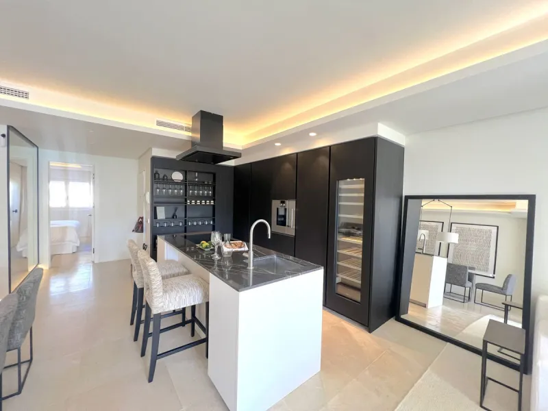 Located in the prestigious Puente Romano – Jardines Japoneses, this exquisitely renovated ground-floor apartment offers a rare blend of elegance, comfort, and prime positioning.