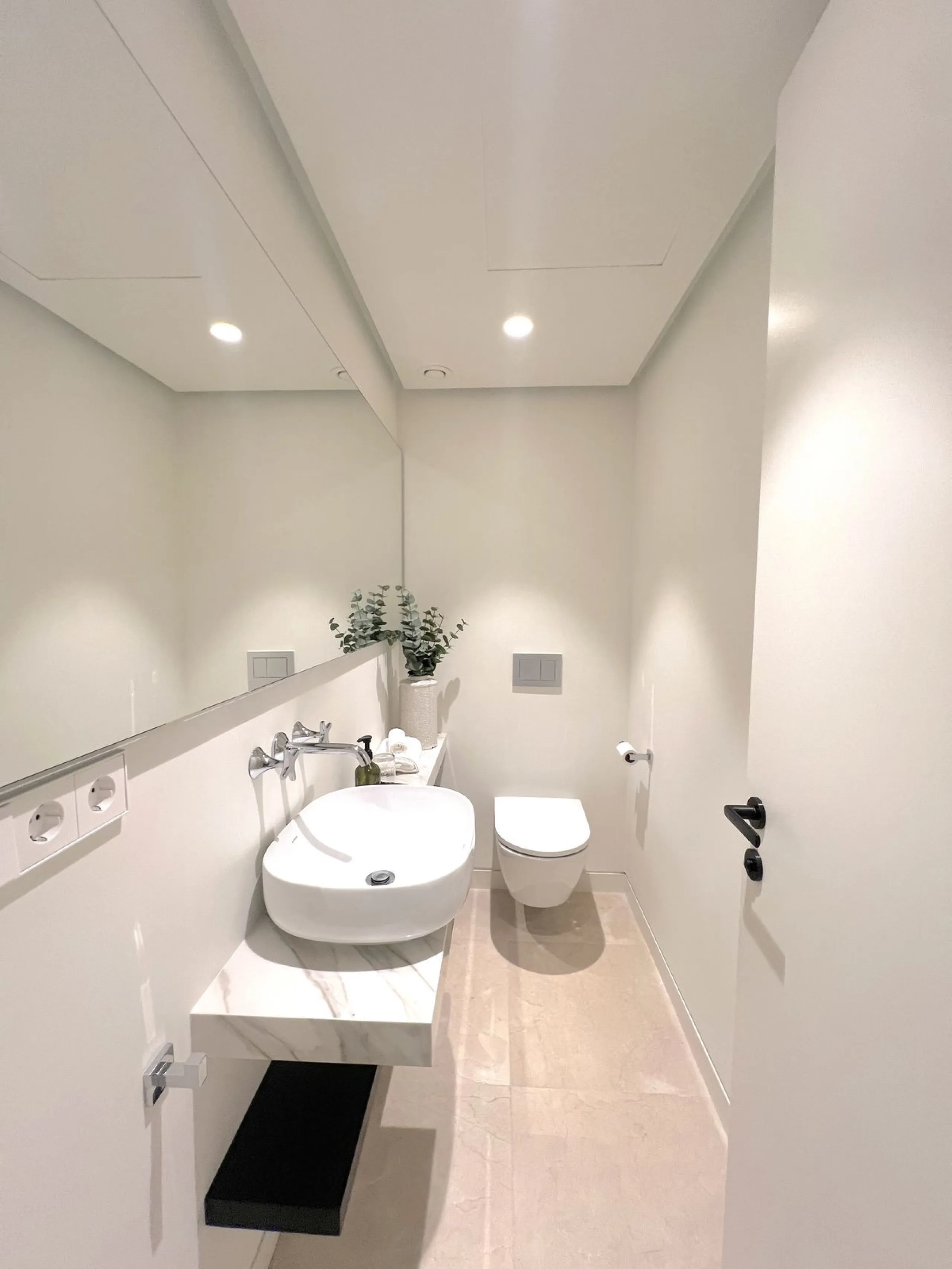 Located in the prestigious Puente Romano – Jardines Japoneses, this exquisitely renovated ground-floor apartment offers a rare blend of elegance, comfort, and prime positioning.