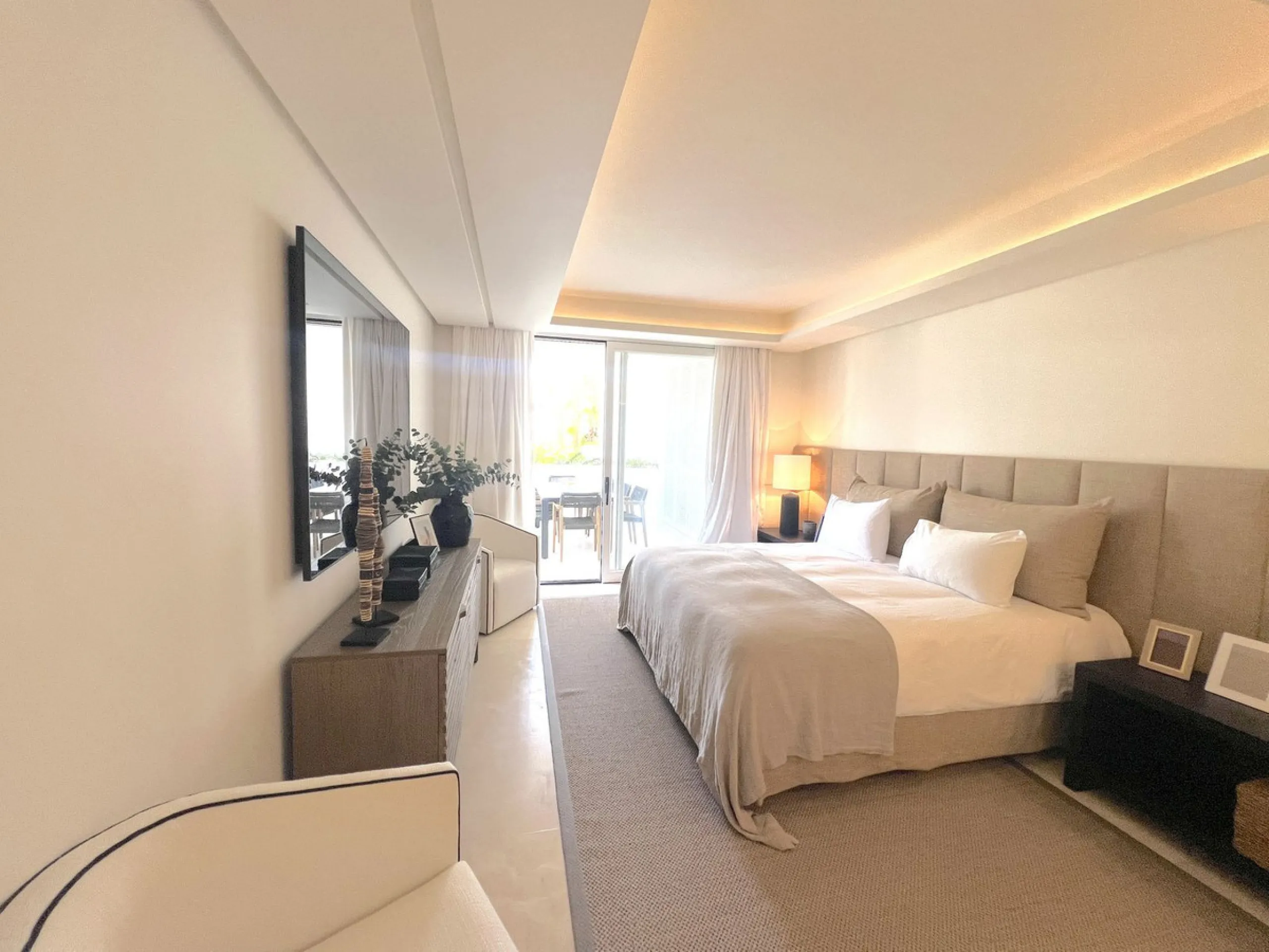 Located in the prestigious Puente Romano – Jardines Japoneses, this exquisitely renovated ground-floor apartment offers a rare blend of elegance, comfort, and prime positioning.