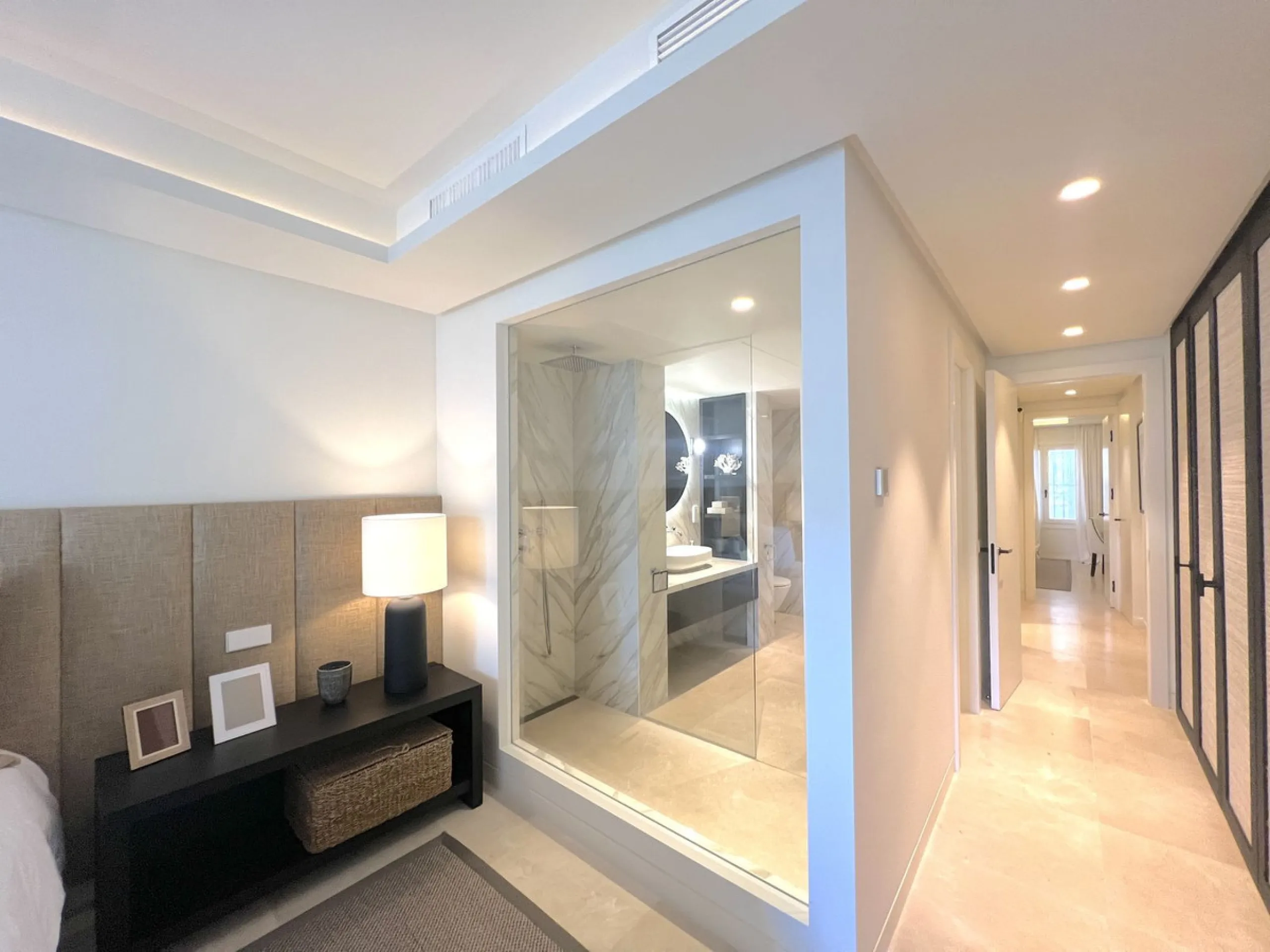 Located in the prestigious Puente Romano – Jardines Japoneses, this exquisitely renovated ground-floor apartment offers a rare blend of elegance, comfort, and prime positioning.