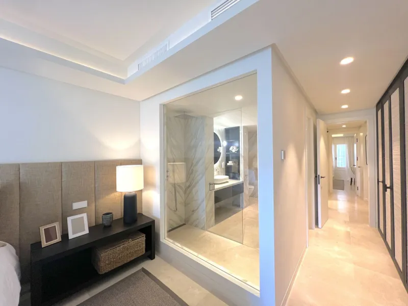 Located in the prestigious Puente Romano – Jardines Japoneses, this exquisitely renovated ground-floor apartment offers a rare blend of elegance, comfort, and prime positioning.