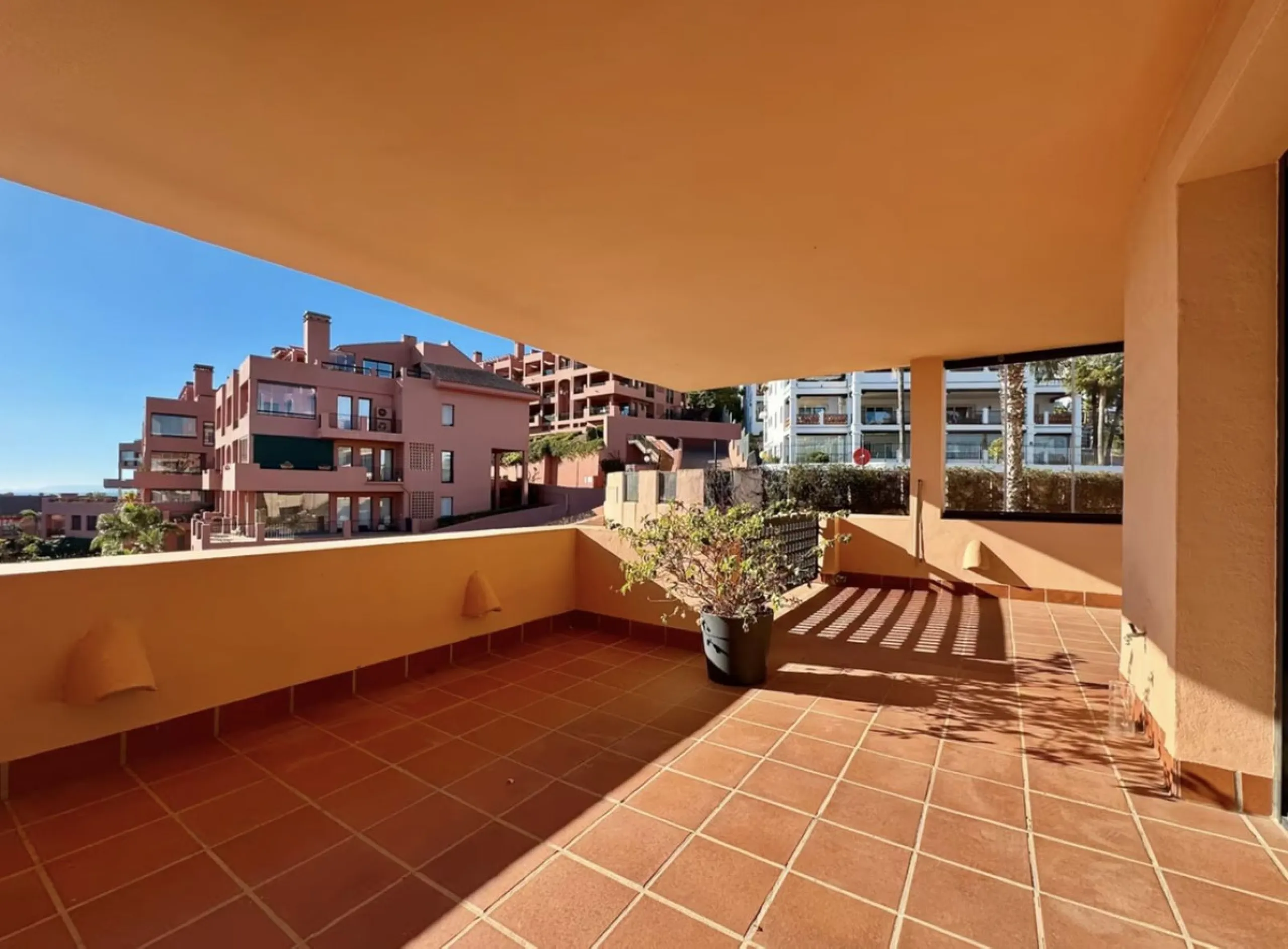 Fantastic 3-bedroom duplex penthouse with sea and African coast views, spread over two floors. It features two spacious terraces, air conditioning, heated floors, and access to communal gardens with two swimming pools. Garage and storage room included.