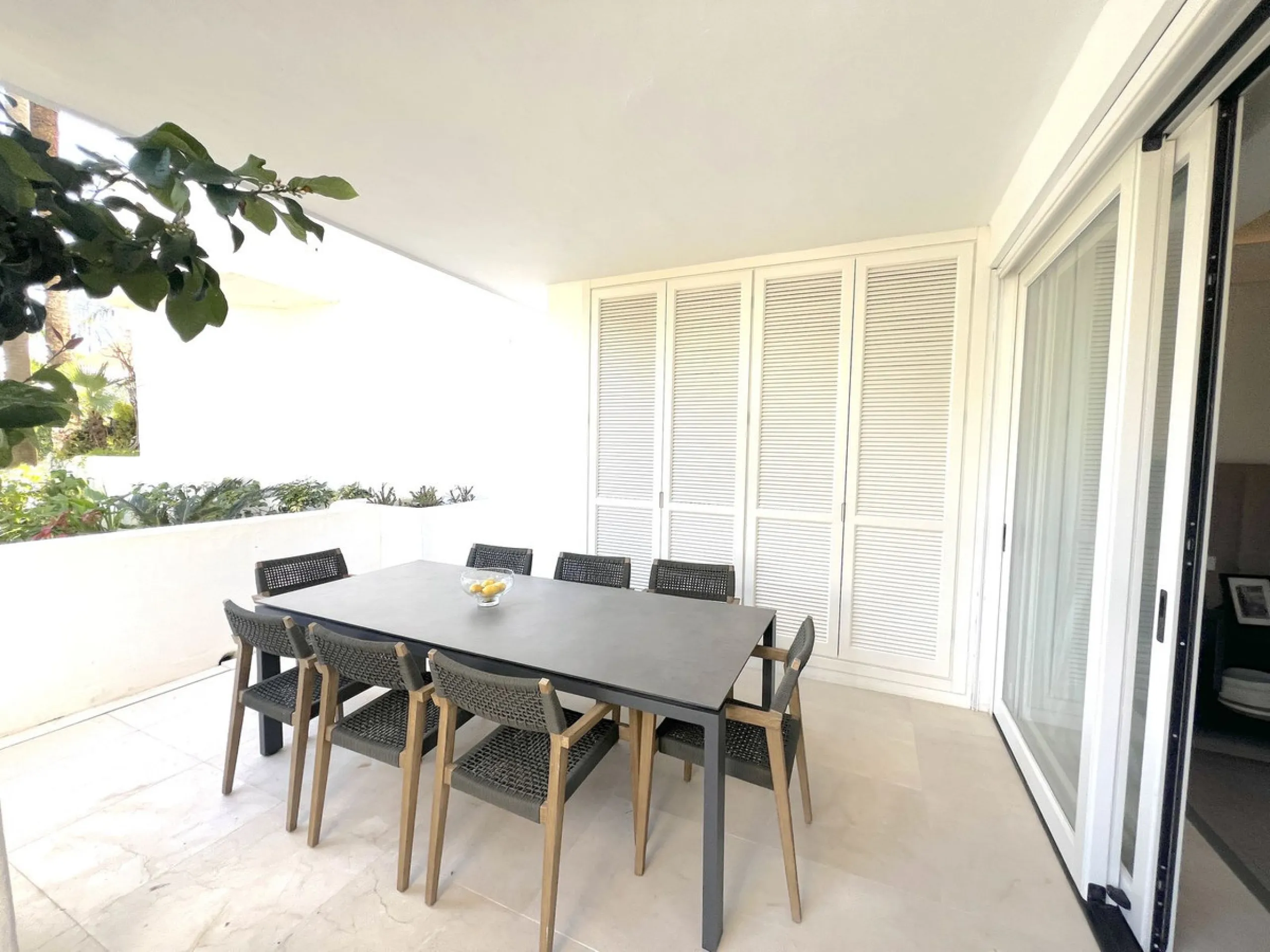 Located in the prestigious Puente Romano – Jardines Japoneses, this exquisitely renovated ground-floor apartment offers a rare blend of elegance, comfort, and prime positioning.
