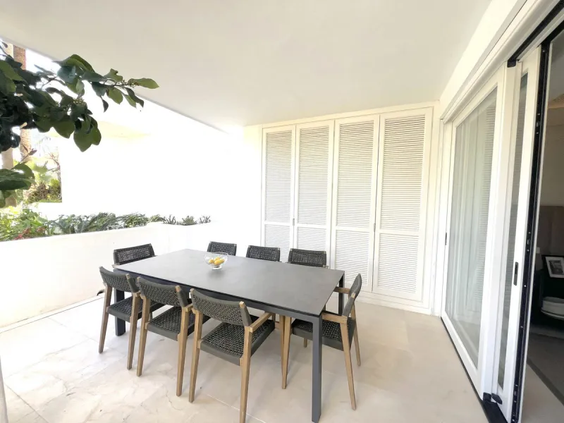 Located in the prestigious Puente Romano – Jardines Japoneses, this exquisitely renovated ground-floor apartment offers a rare blend of elegance, comfort, and prime positioning.