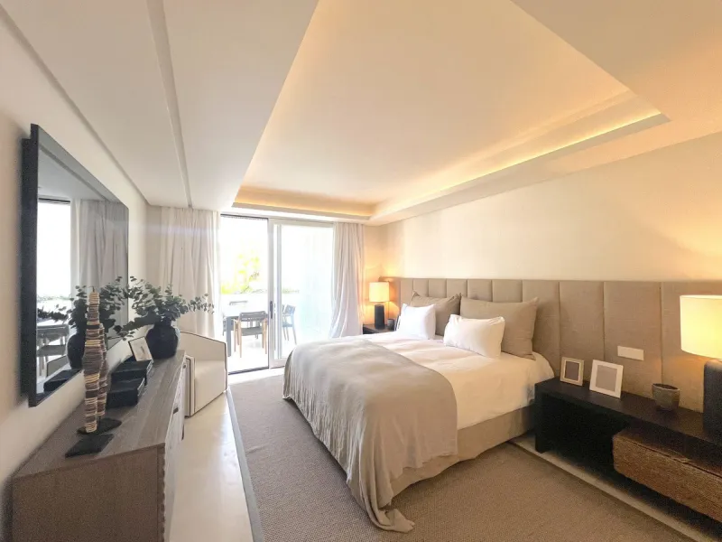 Located in the prestigious Puente Romano – Jardines Japoneses, this exquisitely renovated ground-floor apartment offers a rare blend of elegance, comfort, and prime positioning.