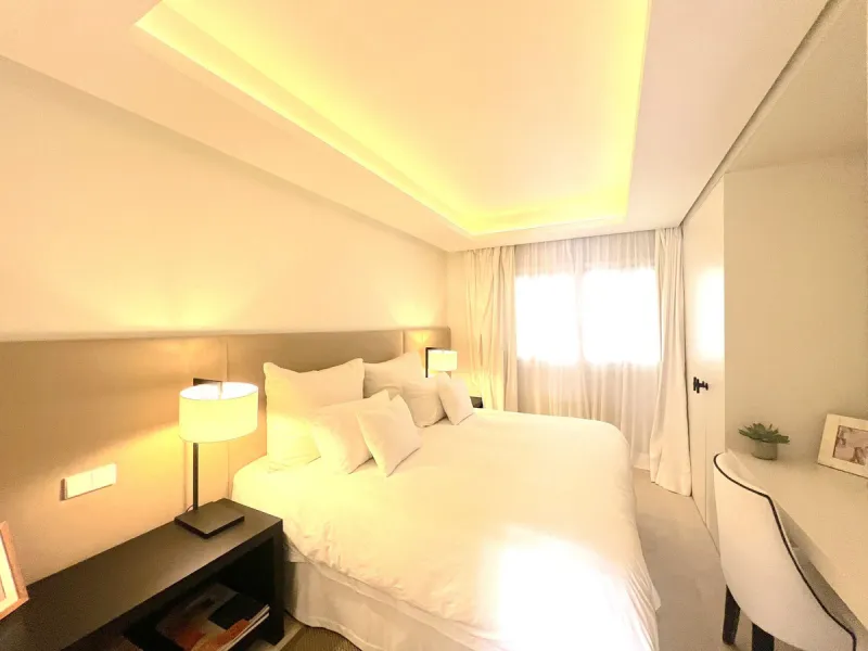 Located in the prestigious Puente Romano – Jardines Japoneses, this exquisitely renovated ground-floor apartment offers a rare blend of elegance, comfort, and prime positioning.
