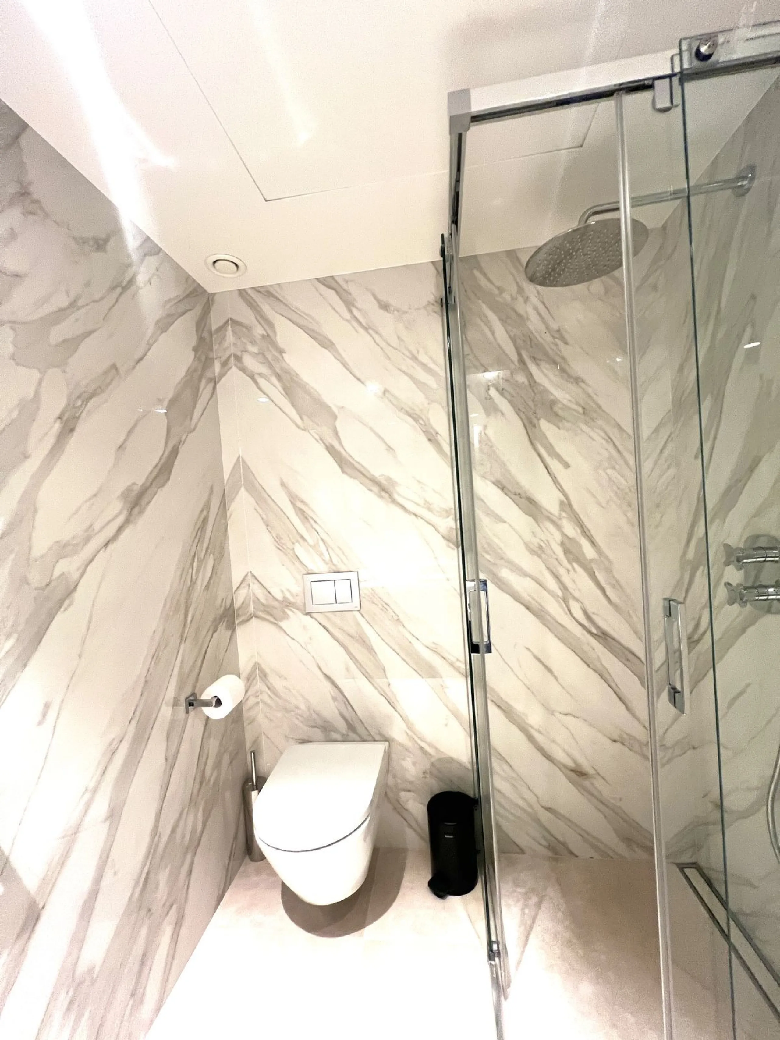 Located in the prestigious Puente Romano – Jardines Japoneses, this exquisitely renovated ground-floor apartment offers a rare blend of elegance, comfort, and prime positioning.