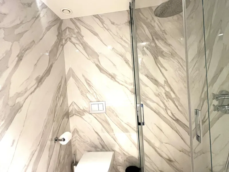 Located in the prestigious Puente Romano – Jardines Japoneses, this exquisitely renovated ground-floor apartment offers a rare blend of elegance, comfort, and prime positioning.