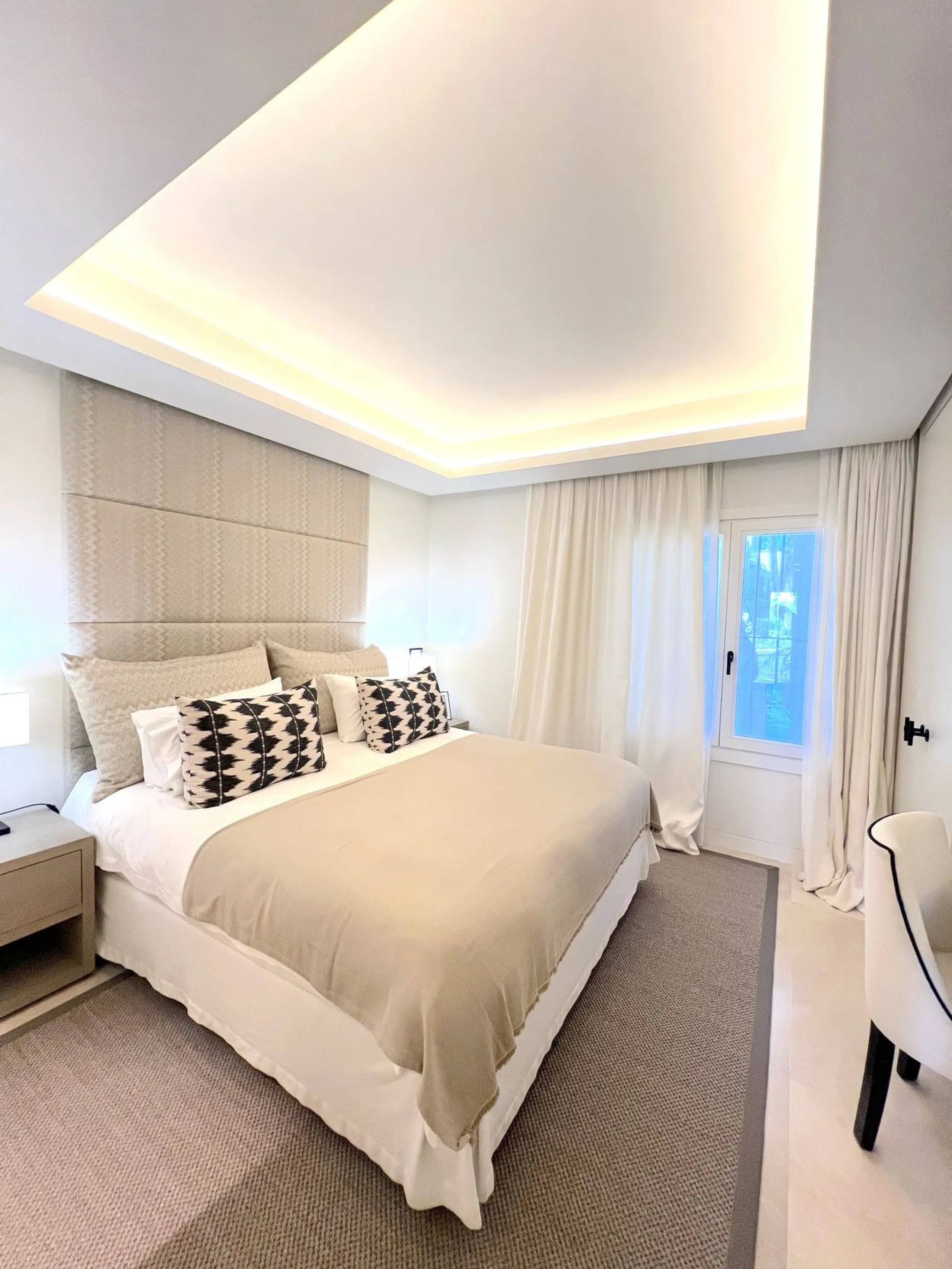 Located in the prestigious Puente Romano – Jardines Japoneses, this exquisitely renovated ground-floor apartment offers a rare blend of elegance, comfort, and prime positioning.