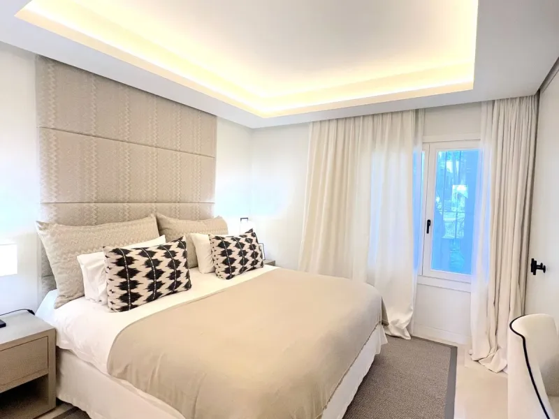 Located in the prestigious Puente Romano – Jardines Japoneses, this exquisitely renovated ground-floor apartment offers a rare blend of elegance, comfort, and prime positioning.