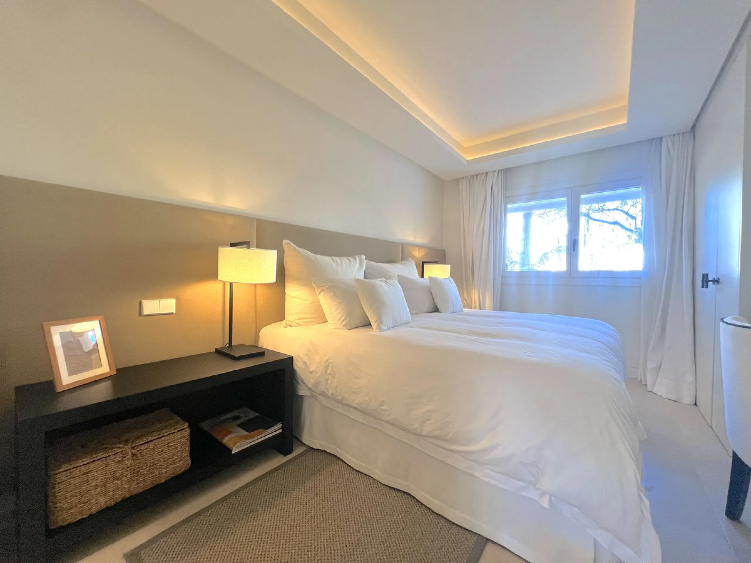 Located in the prestigious Puente Romano – Jardines Japoneses, this exquisitely renovated ground-floor apartment offers a rare blend of elegance, comfort, and prime positioning.