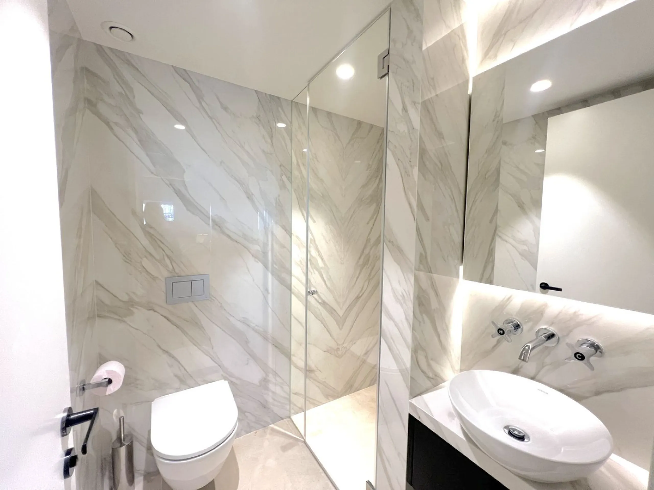 Located in the prestigious Puente Romano – Jardines Japoneses, this exquisitely renovated ground-floor apartment offers a rare blend of elegance, comfort, and prime positioning.