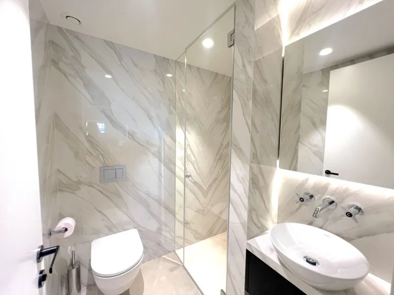 Located in the prestigious Puente Romano – Jardines Japoneses, this exquisitely renovated ground-floor apartment offers a rare blend of elegance, comfort, and prime positioning.