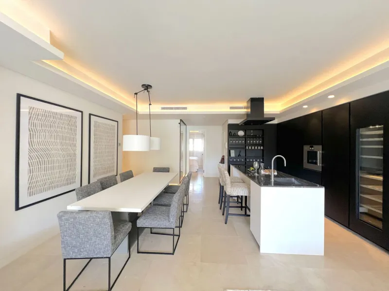 Located in the prestigious Puente Romano – Jardines Japoneses, this exquisitely renovated ground-floor apartment offers a rare blend of elegance, comfort, and prime positioning.