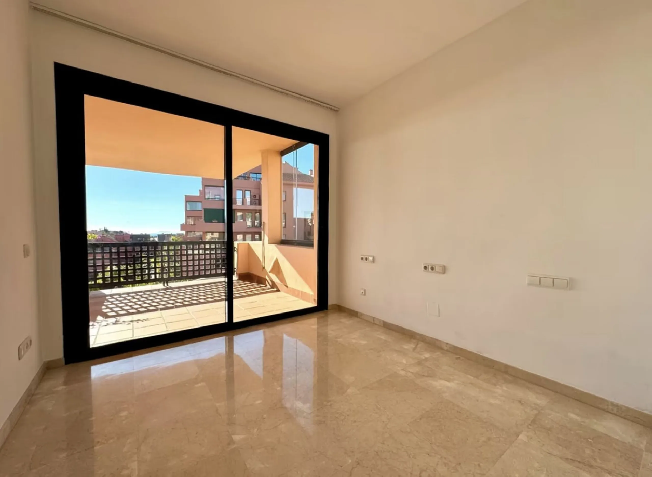 Fantastic 3-bedroom duplex penthouse with sea and African coast views, spread over two floors. It features two spacious terraces, air conditioning, heated floors, and access to communal gardens with two swimming pools. Garage and storage room included.