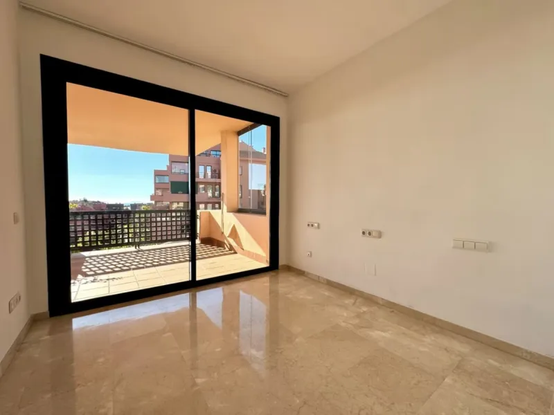 Fantastic 3-bedroom duplex penthouse with sea and African coast views, spread over two floors. It features two spacious terraces, air conditioning, heated floors, and access to communal gardens with two swimming pools. Garage and storage room included.