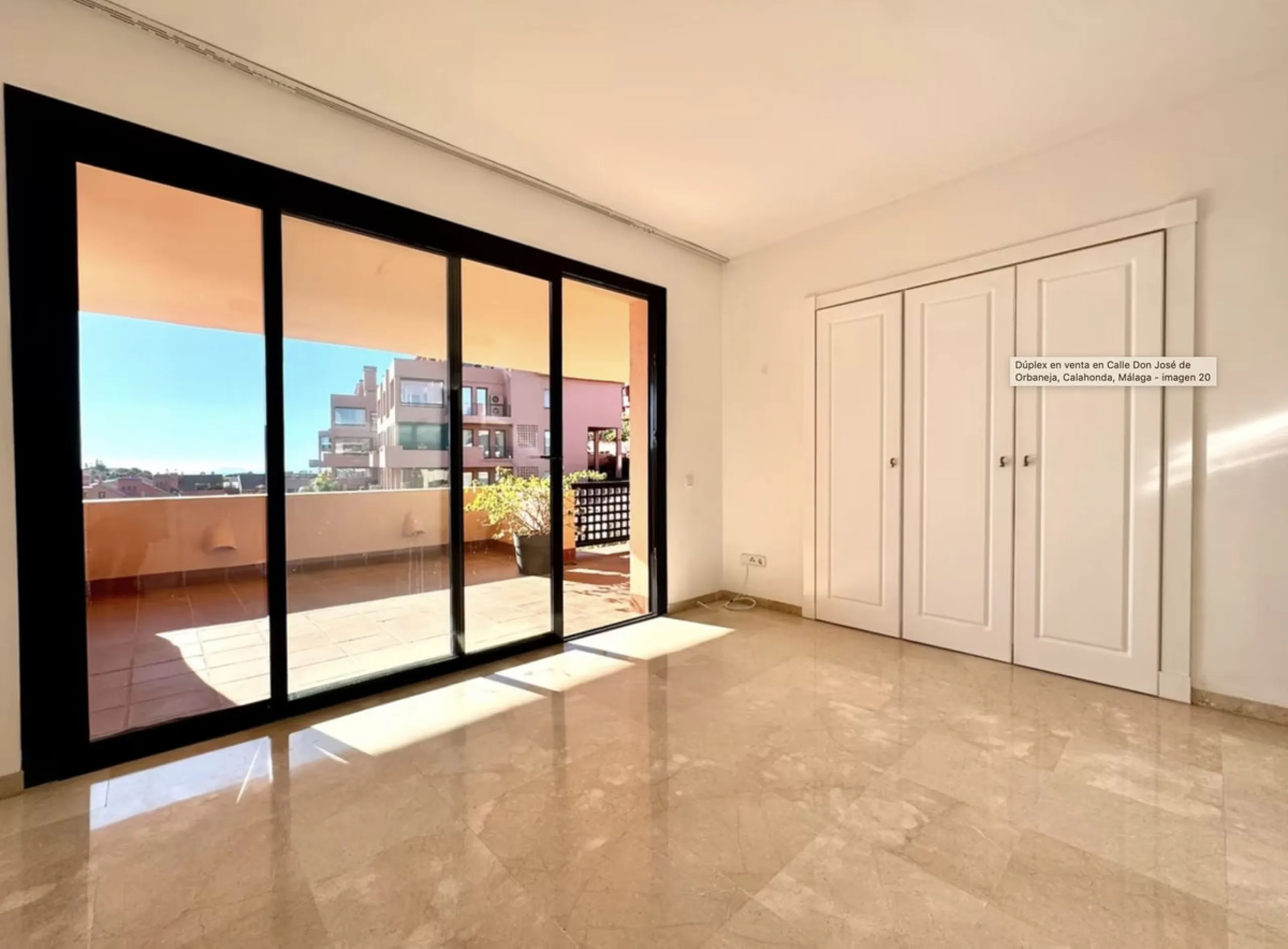Fantastic 3-bedroom duplex penthouse with sea and African coast views, spread over two floors. It features two spacious terraces, air conditioning, heated floors, and access to communal gardens with two swimming pools. Garage and storage room included.