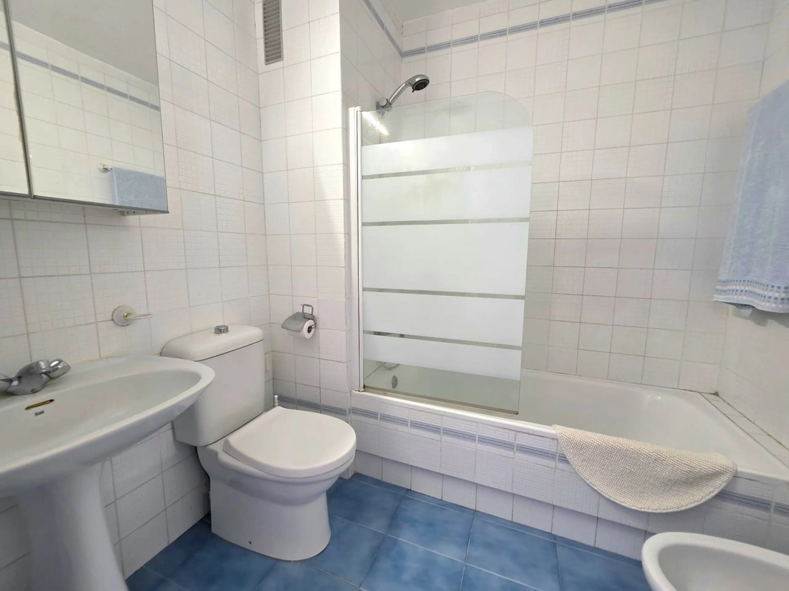 This beautiful 3 bed townhouse is located in a fantastic area, walking distance to all amenities and the beach. The house is Andalucian in style, built over 3 levels and sold fully furnished. On the ground level you are greeted by an entrance hall and lar