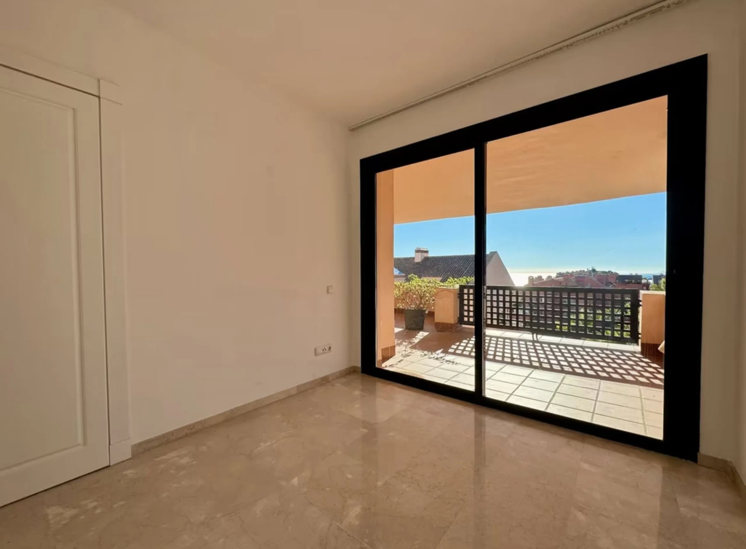 Fantastic 3-bedroom duplex penthouse with sea and African coast views, spread over two floors. It features two spacious terraces, air conditioning, heated floors, and access to communal gardens with two swimming pools. Garage and storage room included.