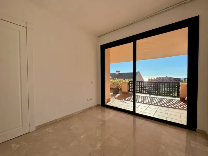 Fantastic 3-bedroom duplex penthouse with sea and African coast views, spread over two floors. It features two spacious terraces, air conditioning, heated floors, and access to communal gardens with two swimming pools. Garage and storage room included.
