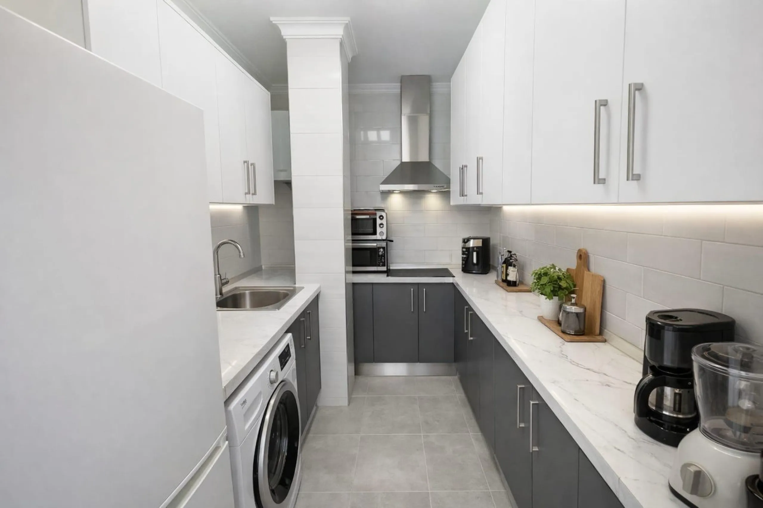 We present this excellent investment opportunity: an apartment located in the sought-after La Carihuela area of Torremolinos. This property is just 100 meters from the sea, offering proximity to the beach and the promenade. The apartment features two brig