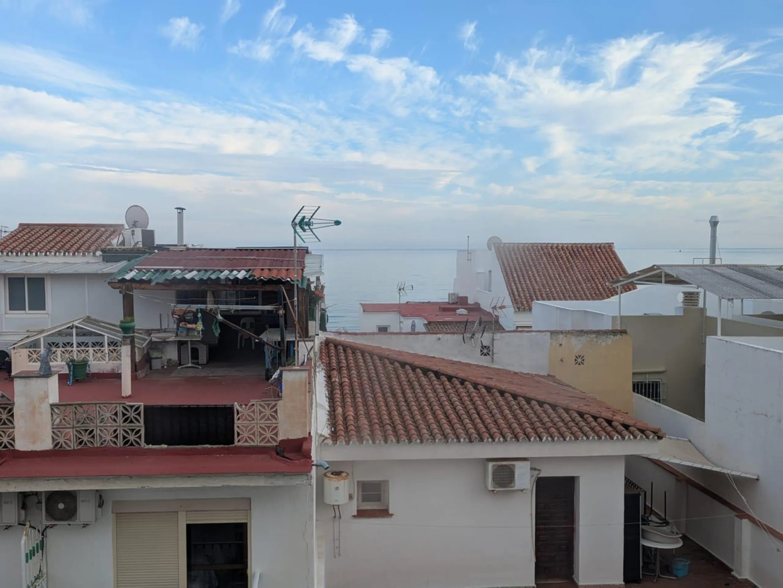 We present this excellent investment opportunity: an apartment located in the sought-after La Carihuela area of Torremolinos. This property is just 100 meters from the sea, offering proximity to the beach and the promenade. The apartment features two brig