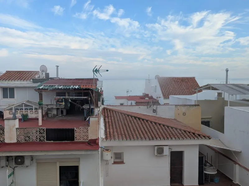 We present this excellent investment opportunity: an apartment located in the sought-after La Carihuela area of Torremolinos. This property is just 100 meters from the sea, offering proximity to the beach and the promenade. The apartment features two brig