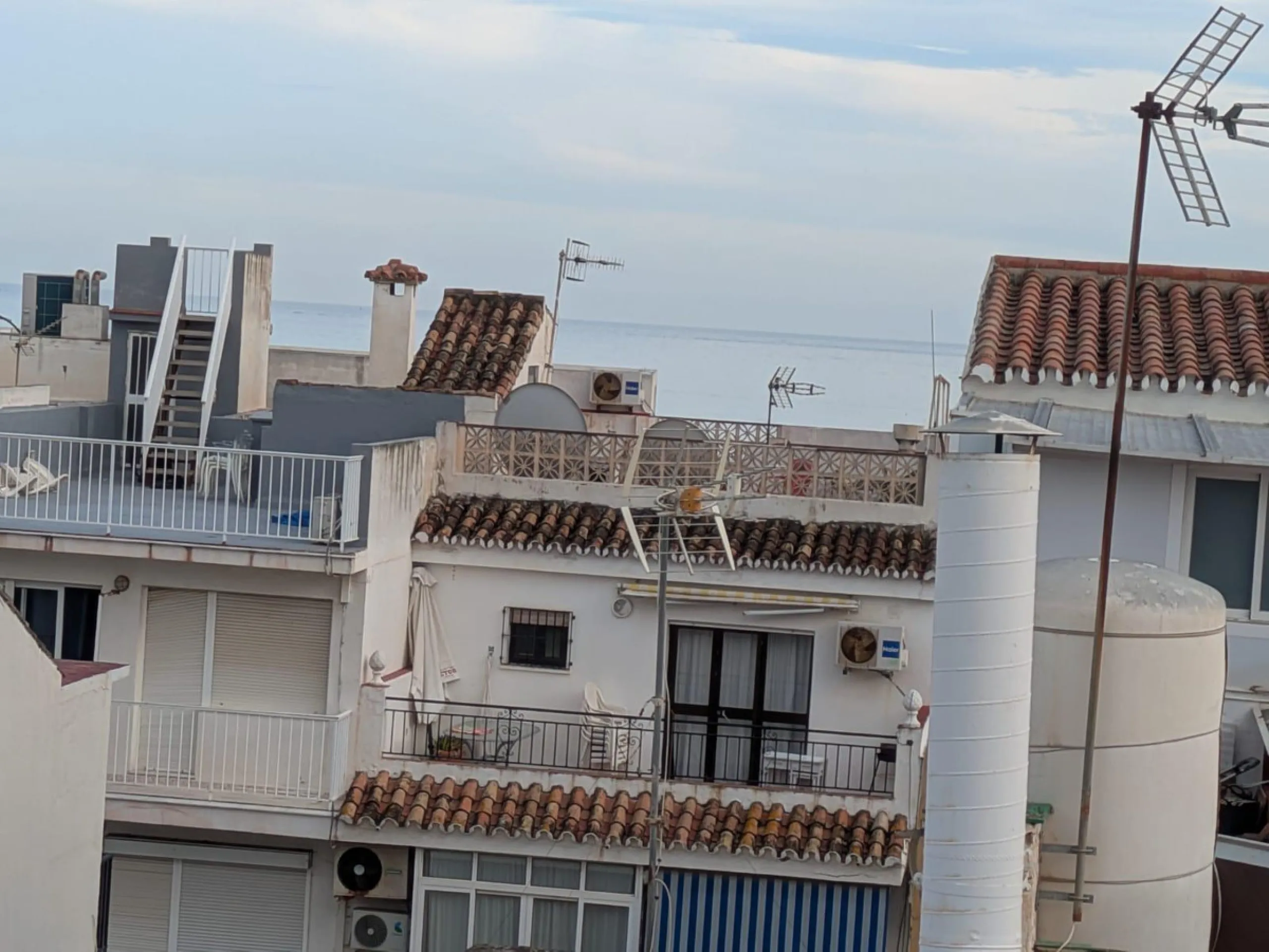 We present this excellent investment opportunity: an apartment located in the sought-after La Carihuela area of Torremolinos. This property is just 100 meters from the sea, offering proximity to the beach and the promenade. The apartment features two brig