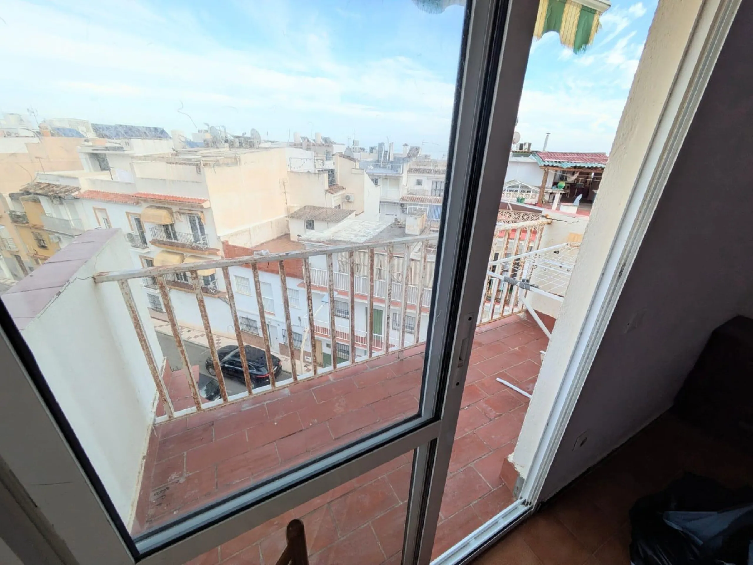 We present this excellent investment opportunity: an apartment located in the sought-after La Carihuela area of Torremolinos. This property is just 100 meters from the sea, offering proximity to the beach and the promenade. The apartment features two brig