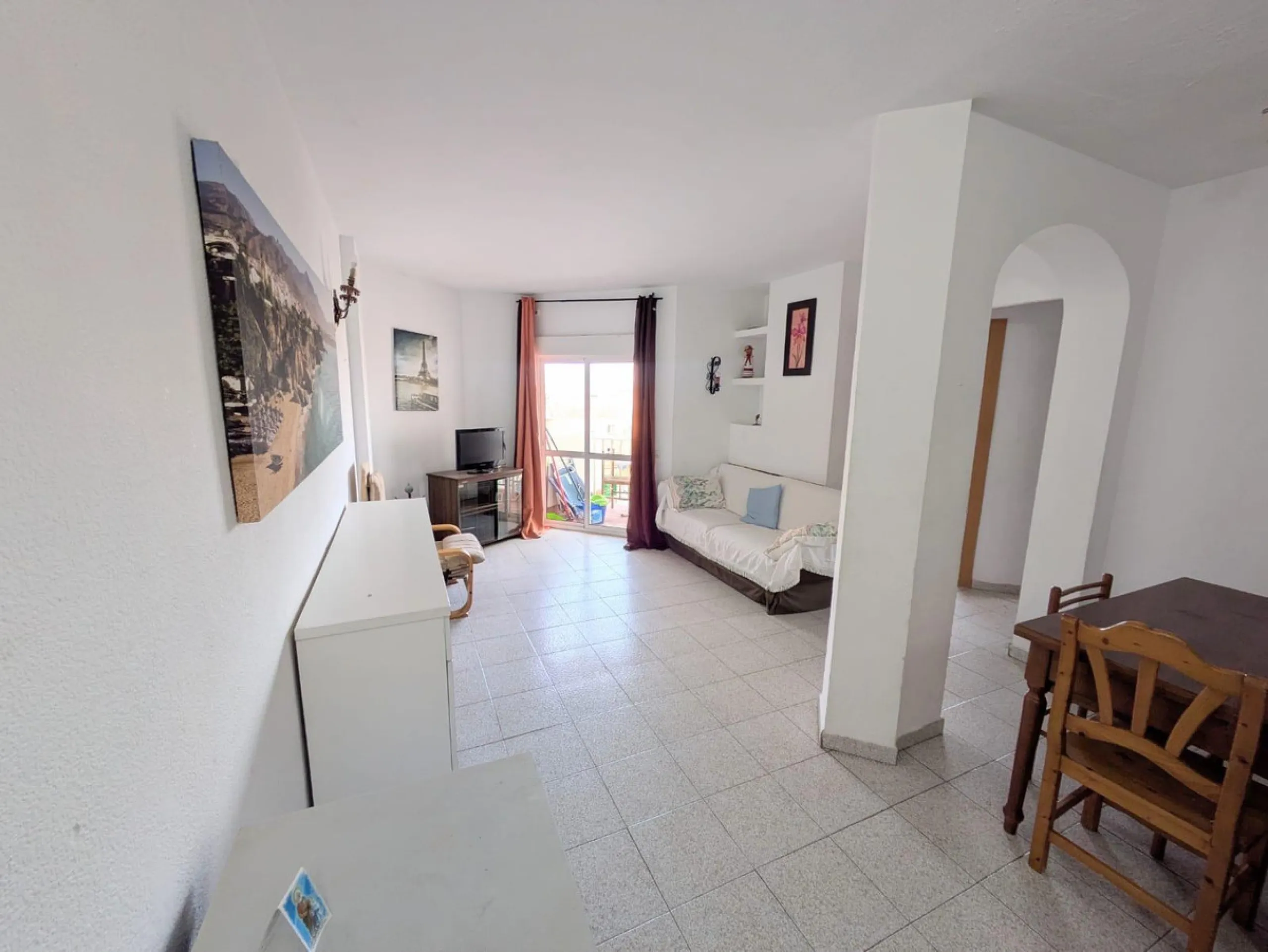 We present this excellent investment opportunity: an apartment located in the sought-after La Carihuela area of Torremolinos. This property is just 100 meters from the sea, offering proximity to the beach and the promenade. The apartment features two brig