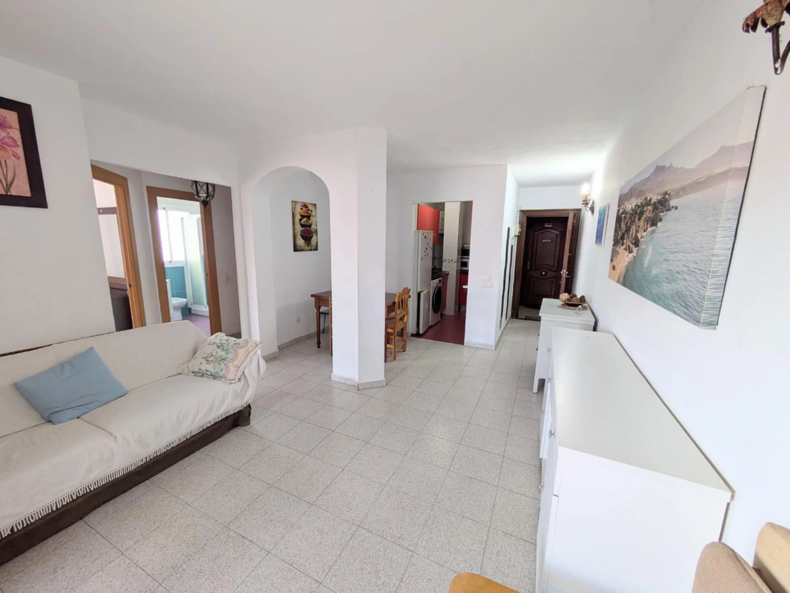 We present this excellent investment opportunity: an apartment located in the sought-after La Carihuela area of Torremolinos. This property is just 100 meters from the sea, offering proximity to the beach and the promenade. The apartment features two brig