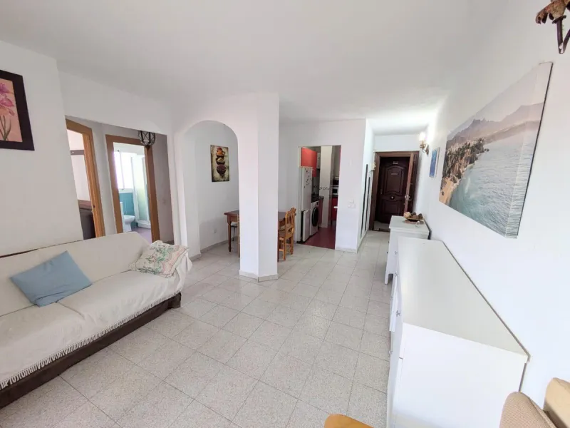 We present this excellent investment opportunity: an apartment located in the sought-after La Carihuela area of Torremolinos. This property is just 100 meters from the sea, offering proximity to the beach and the promenade. The apartment features two brig
