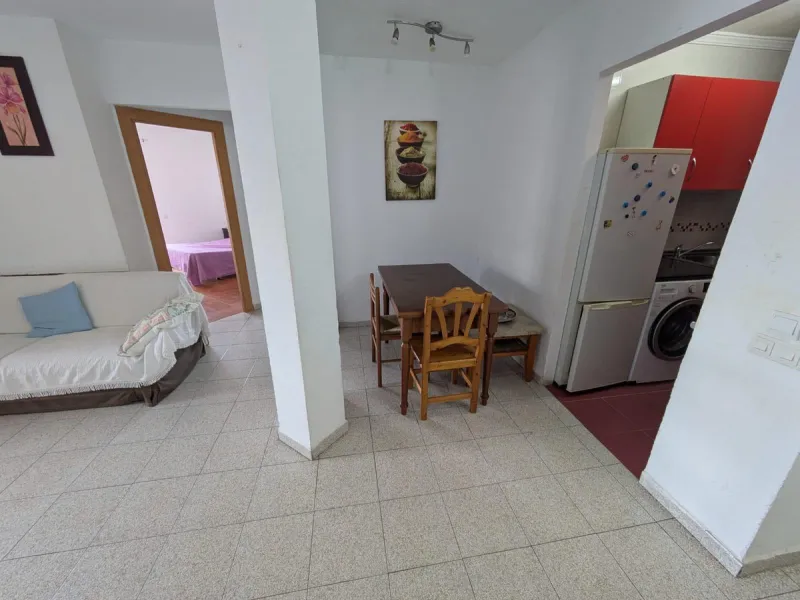 We present this excellent investment opportunity: an apartment located in the sought-after La Carihuela area of Torremolinos. This property is just 100 meters from the sea, offering proximity to the beach and the promenade. The apartment features two brig