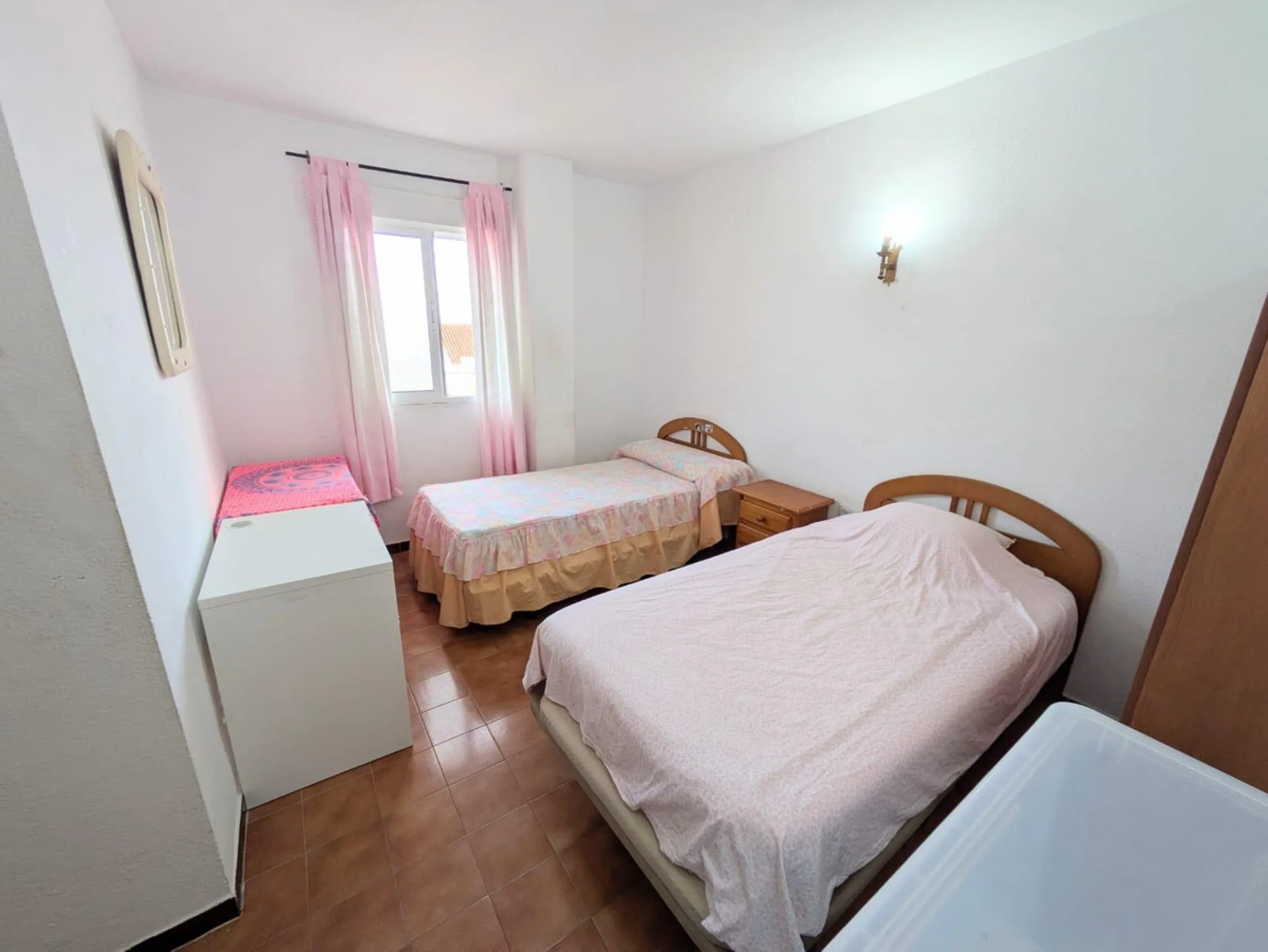 We present this excellent investment opportunity: an apartment located in the sought-after La Carihuela area of Torremolinos. This property is just 100 meters from the sea, offering proximity to the beach and the promenade. The apartment features two brig