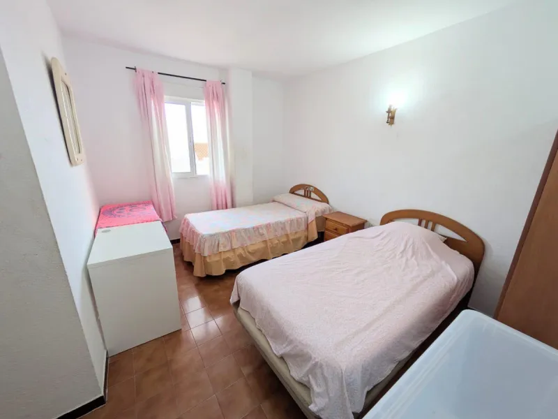 We present this excellent investment opportunity: an apartment located in the sought-after La Carihuela area of Torremolinos. This property is just 100 meters from the sea, offering proximity to the beach and the promenade. The apartment features two brig